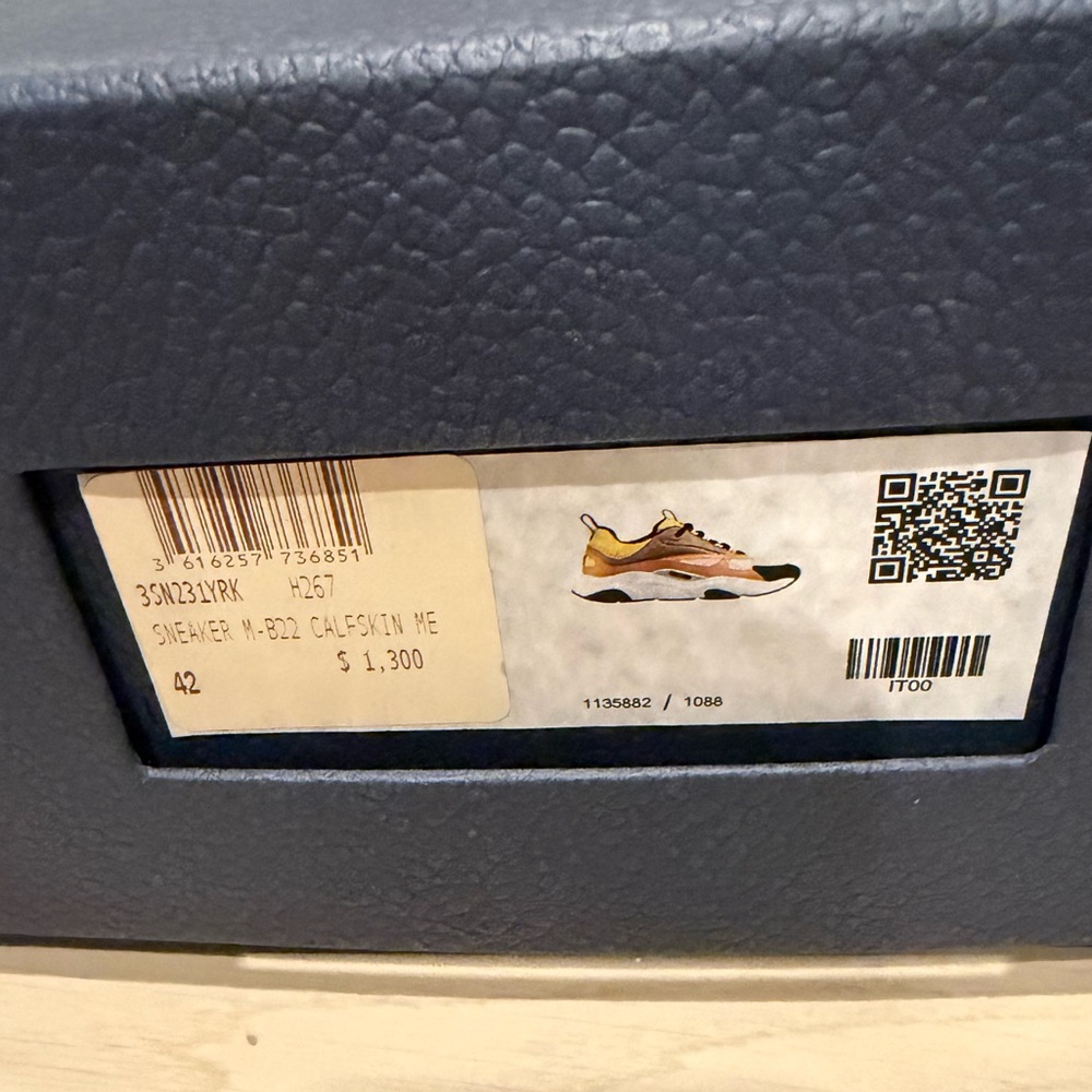Dior sneaker M-B22 Calfskin , size 42. (Like new) - Picture 2 of 9